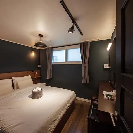 Butler:Lee Hongdae-Female Only Hotel